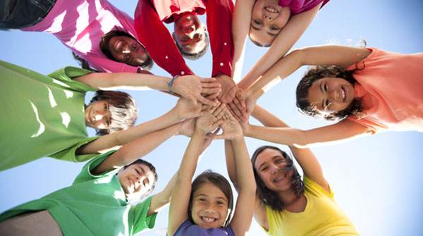 gruppo di ragazzi che sorridono a mani unite